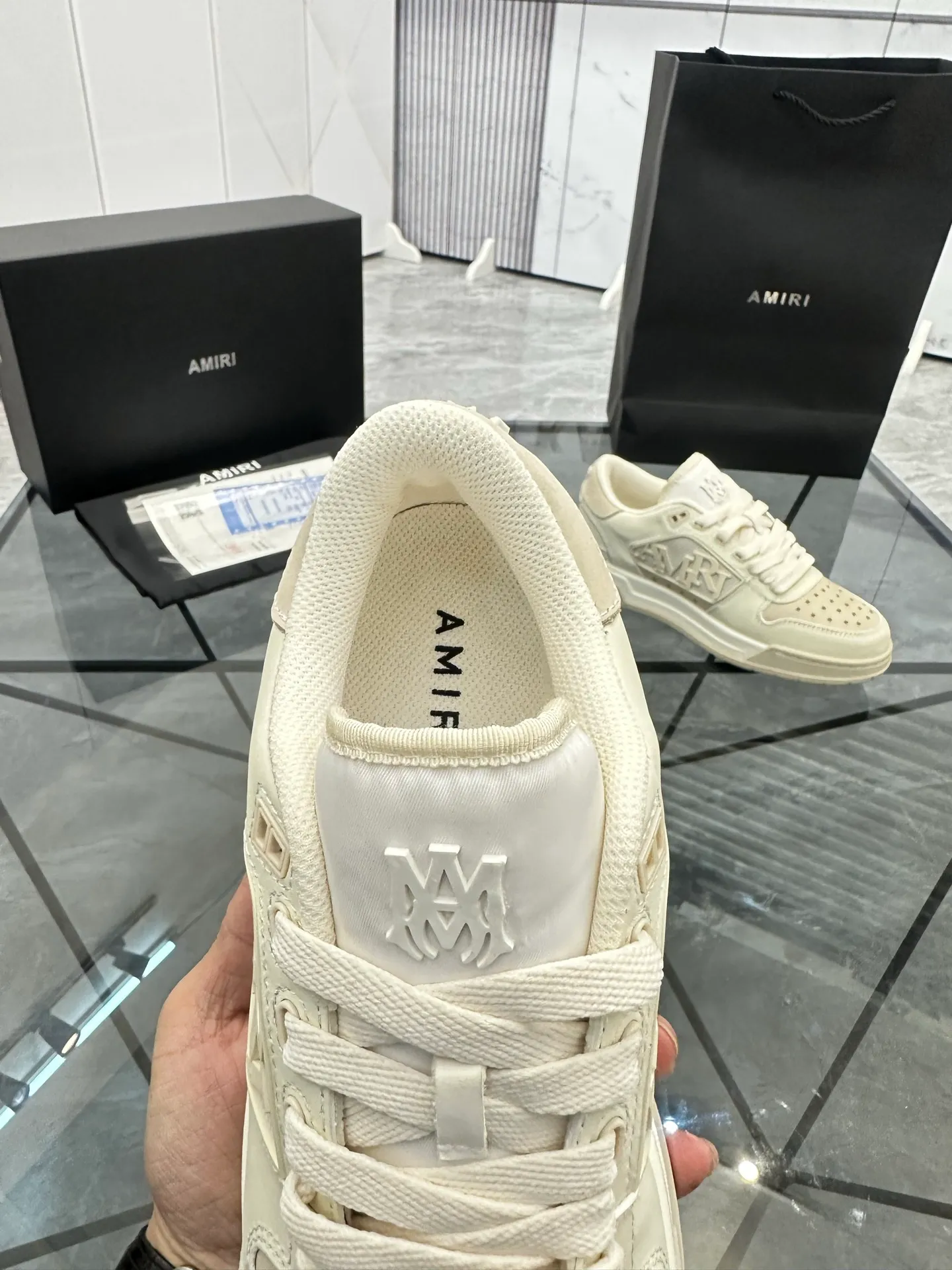 Men's shoes: 💰P660¥ Guangzhou top quality Product trademark: AMIRI* "Amir*" low-top casual shoes Regular size: 39-44 (can be customized to 45) Product material: upper imported first-layer cowhide stitching original material, breathable lining, original outsole. Number: 525